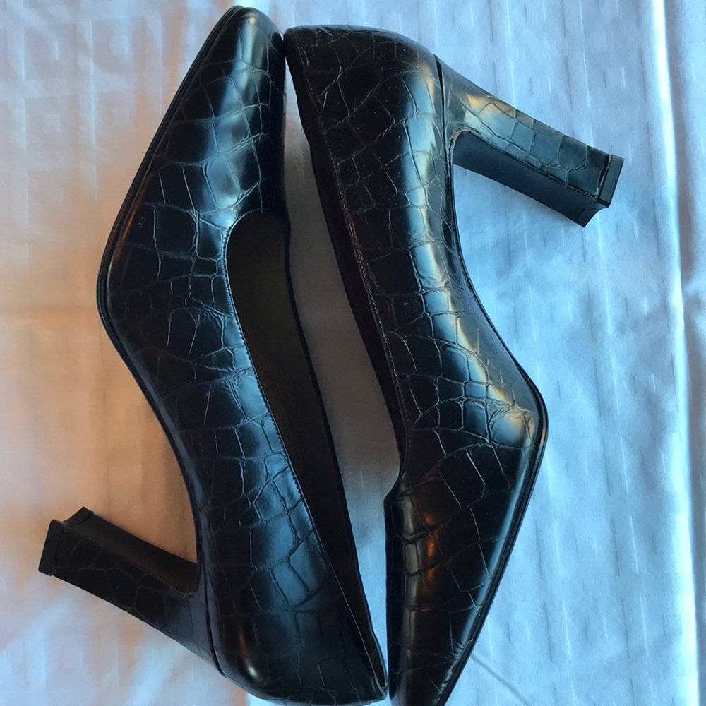 Stuart Weitzman crocodile print squared toe black leather pumps NWT